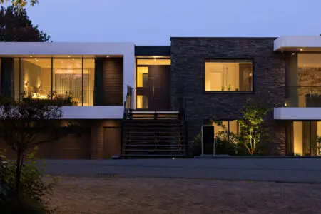 villa met scaglia steenstrips | Fotografie: Wesley Bergen Bouwer: Vanleent