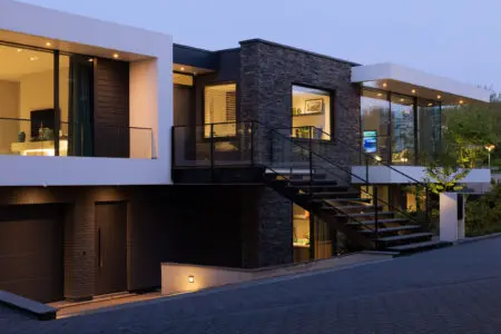 villa met scaglia steenstrips | Fotografie: Wesley Bergen Bouwer: Vanleent