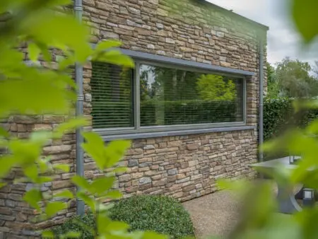 Strakke muur met Toce Steenstrips