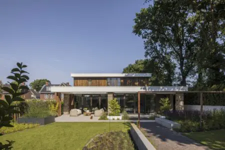 Kubistisch en modern exterieur met Stenen buitenmuren