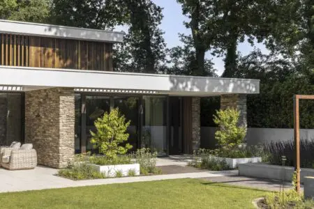 Modern exterieur met gelaagde Stenenmuren