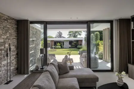 Binnen- en buitenmuur met decoratieve wandbekleding