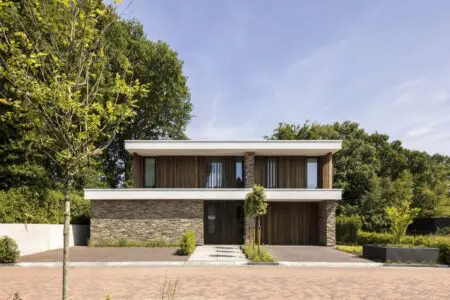 Kubistische villa met natuurstenen gevelbekleding