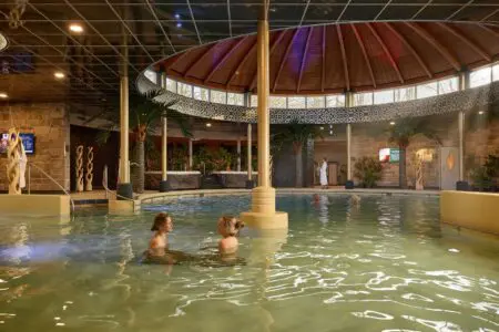 Zwembad overzichtsfoto wellnessresort Valkenberg Maniero Geopietra Steenstrips op binnenmuur