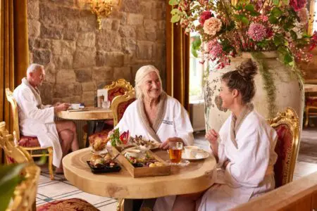 mensen eten in restaurant wellnessresort Valkenberg Maniero Geopietra Steenstrips op binnenmuur
