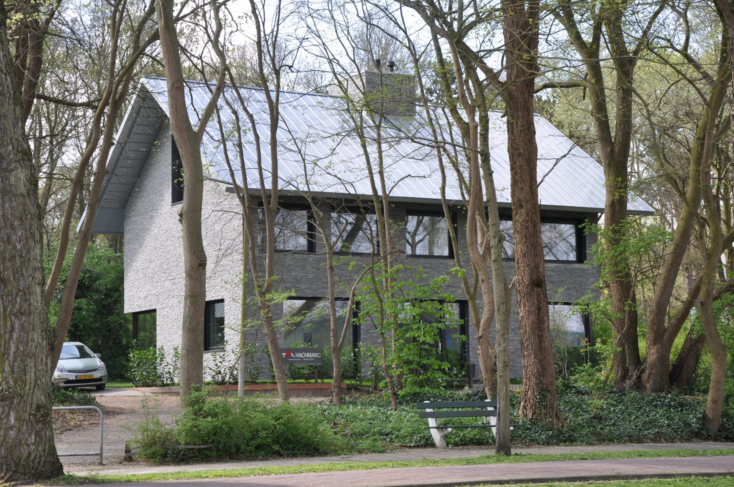Aanzicht exclusieve woning. Buitengevel bekleed met Grijs Kwartsiet Natuursteenstrips.