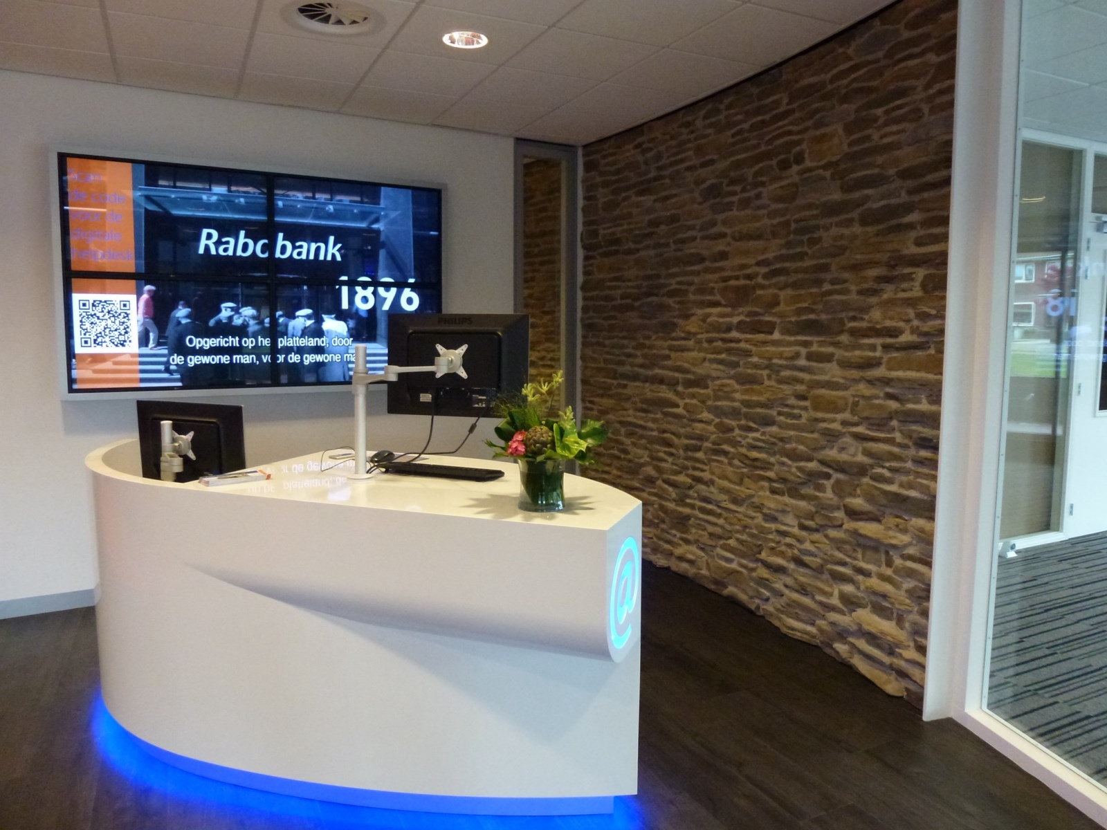Achterwand balie ook voorzien van Geopietra wandbekleding. Type Blumone.