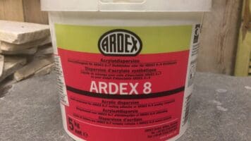 Bak met Ardex 8 lijm