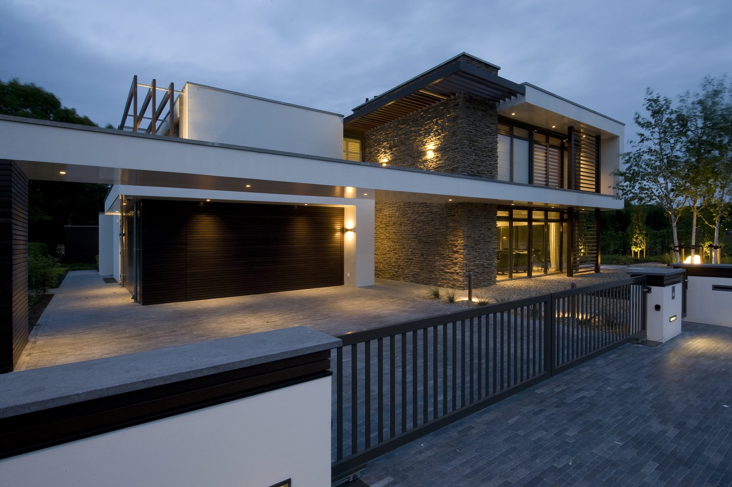 Avondfoto aanzicht wonen. Geopietra gevelbekleding Blumone MT.
