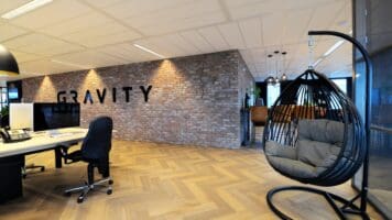 Baksteenstrips met grijze voeg. Kantoor Gravity Amersfoort - Creative Development Agency.