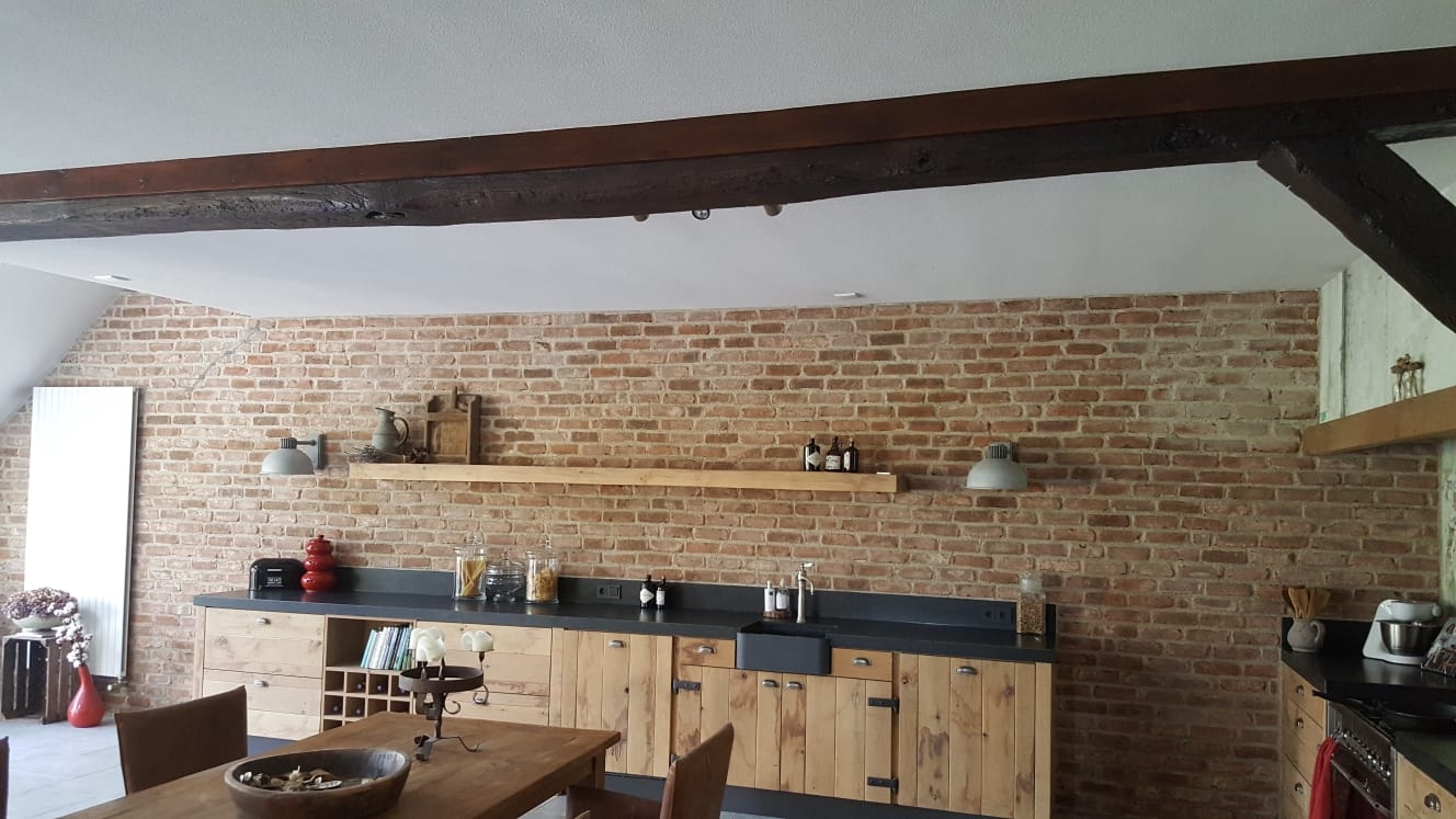 bakstenen keukenwand.