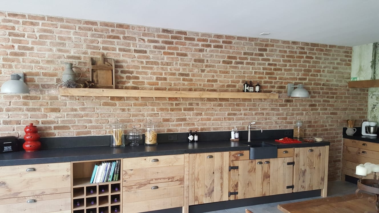 Bakstenen muur in de keuken.