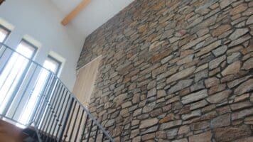 Binnenmuur voorzien van Rocks Steenstrips, type Brons Kwartsiet | Realisatie: Bouwbedrijf J. Timmers