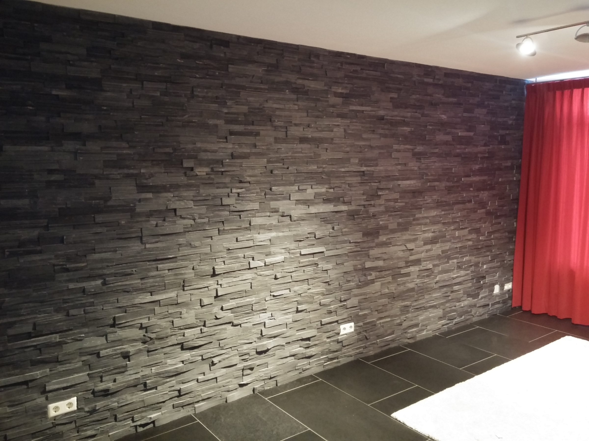 Natuursteenstrips Zwarte Lei. Binnenwand bekleding.