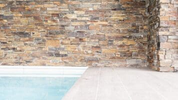 Binnenzwembad luxe met Natuurstenen muren. Prachtig zetwerk verricht door Kirry Zwarthoed te Edam.