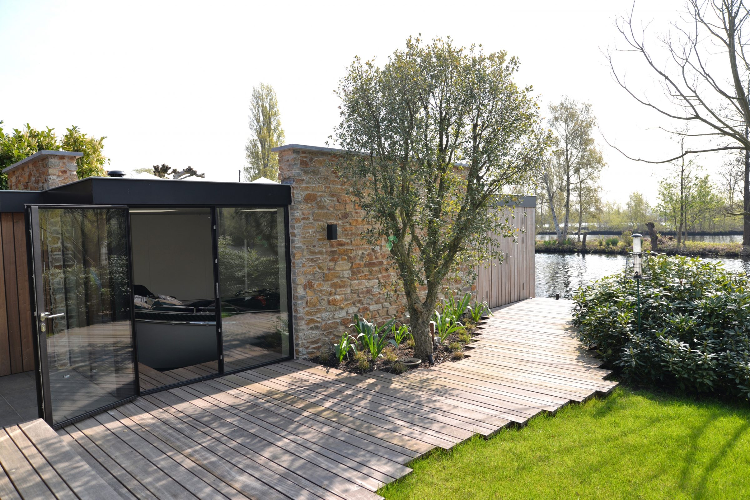 Bootloods met natuurstenen tuinmuur.