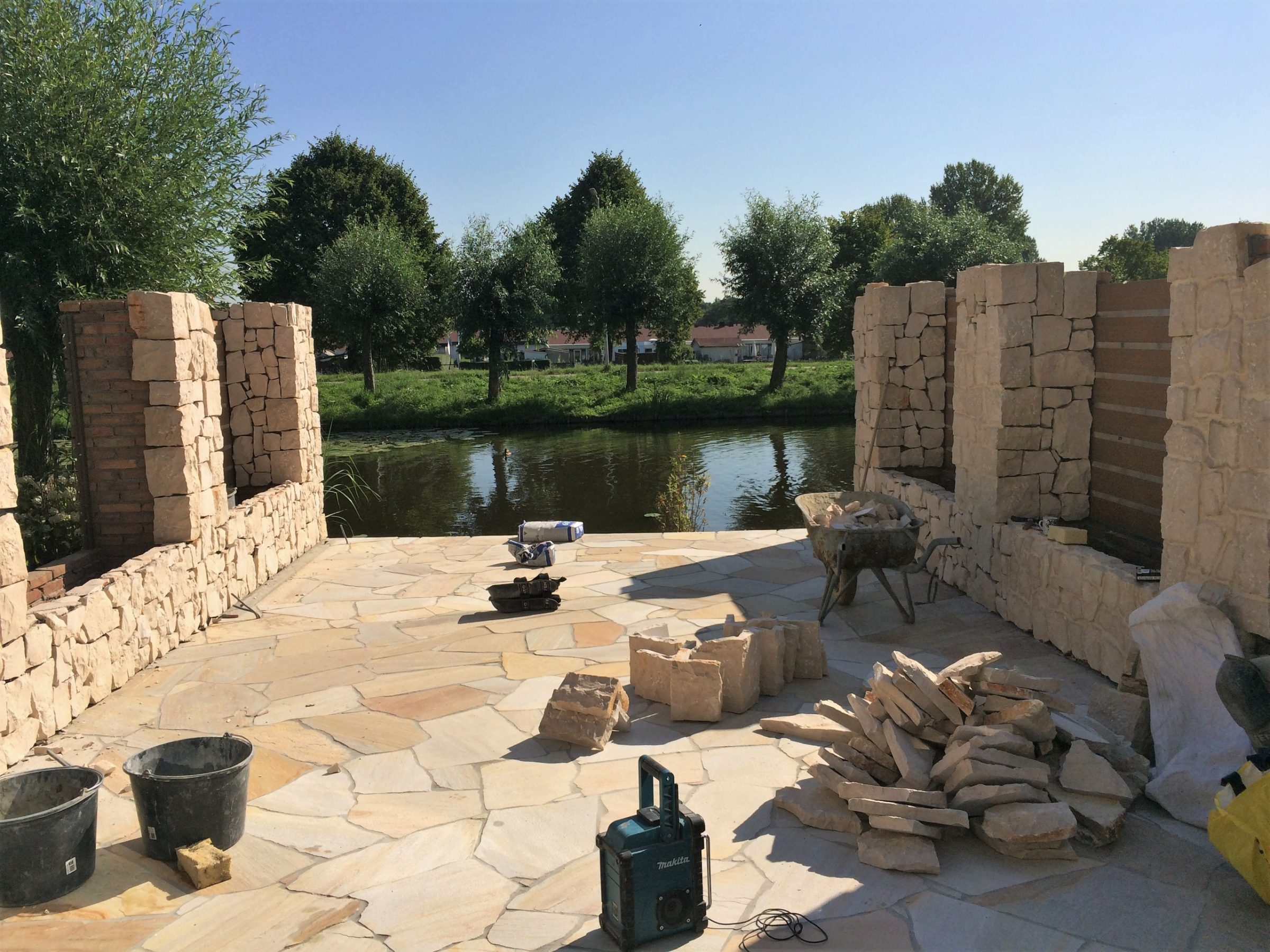 Rocks Steenstrips tuinmuren met brasil yellow flagstones.