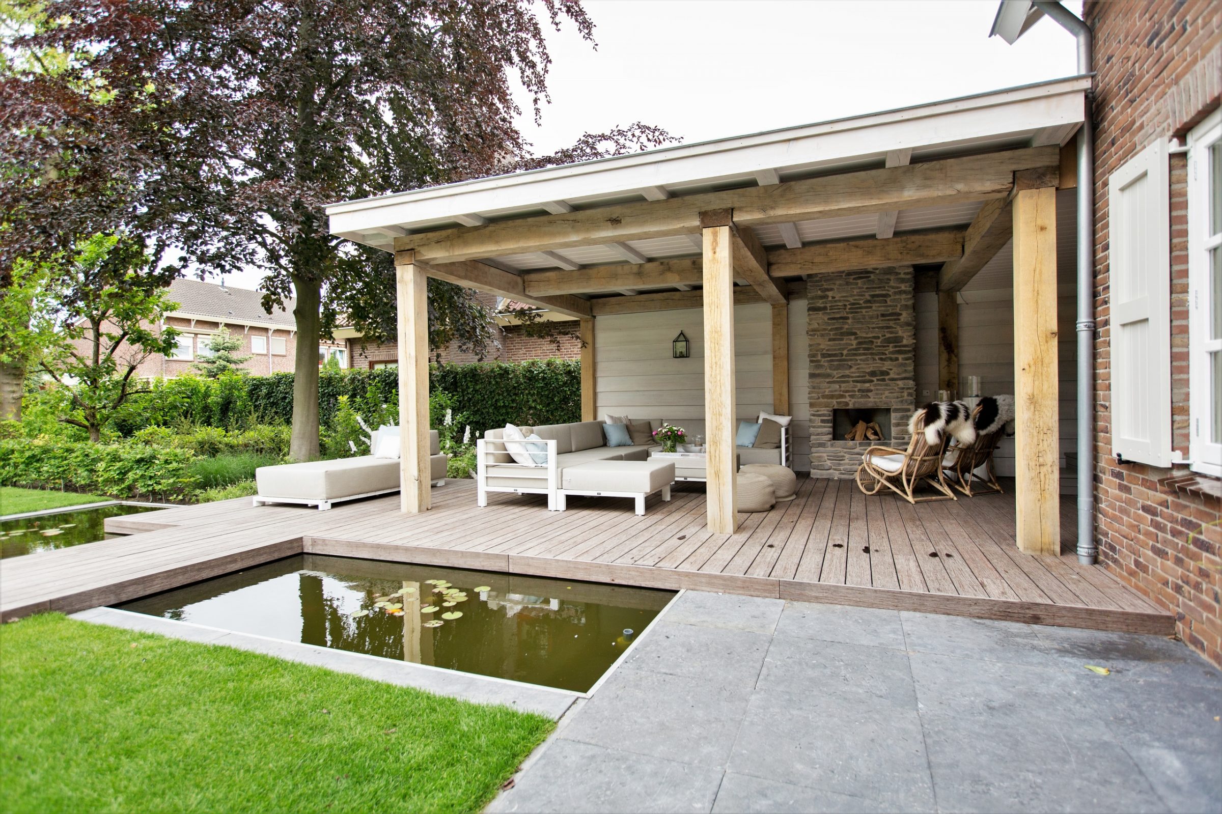 Veranda met natuurlijke haard, modern en landelijk.