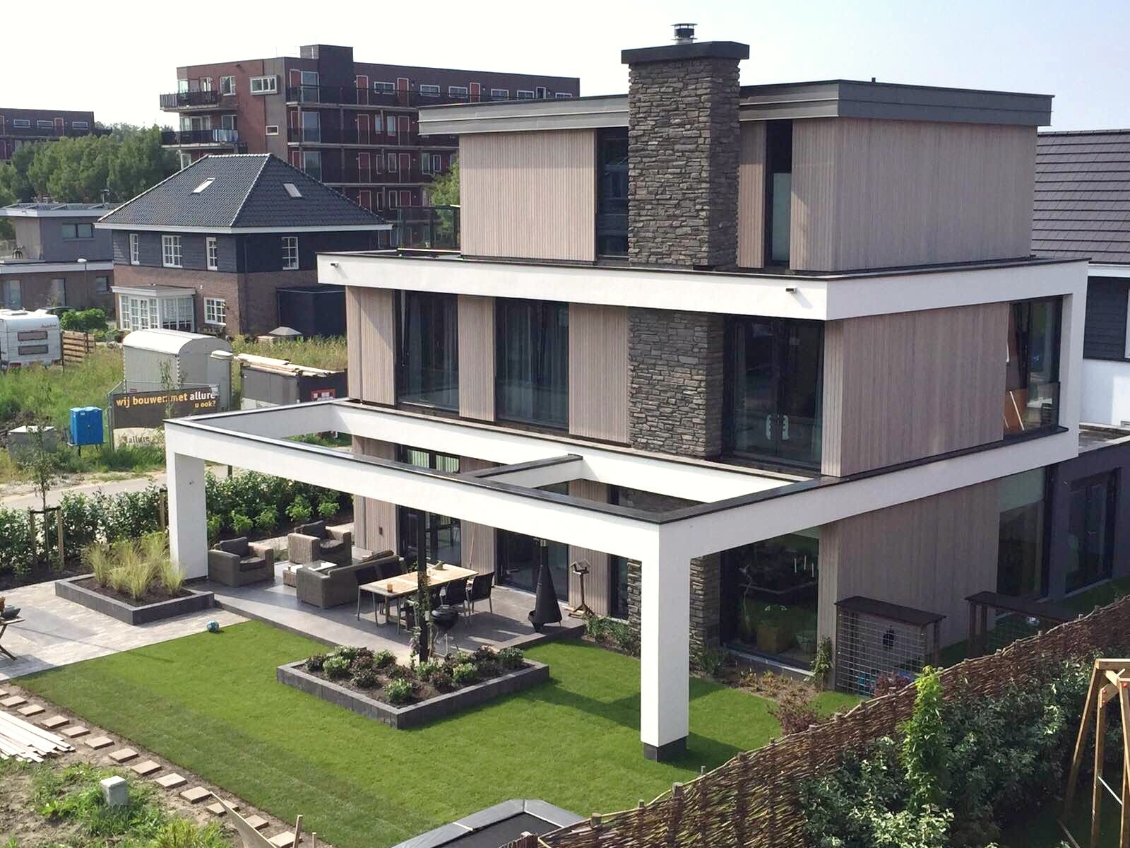 Steenstrips en hout - afwerking wanden moderne villa.