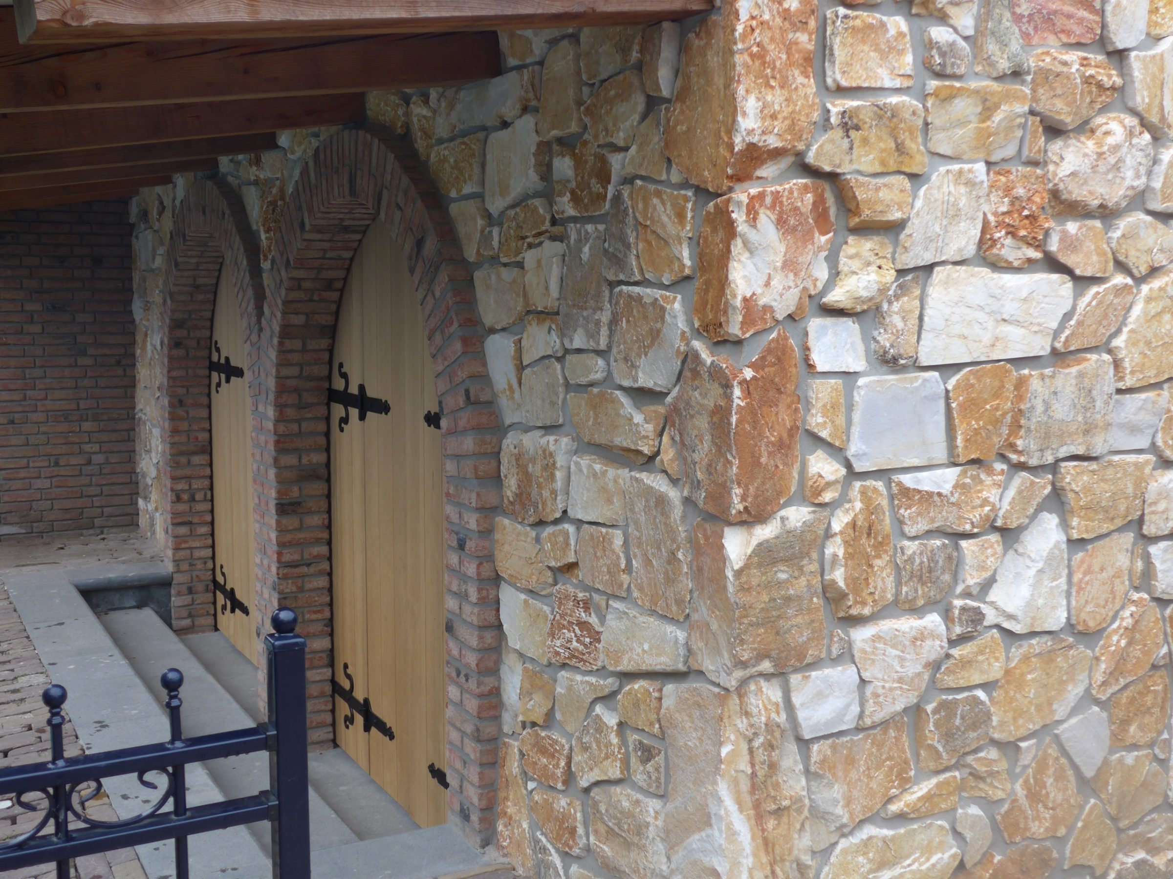 Rocks Pepe toegepast bij poolhouse - Natuursteen met een Mediterrane uitstraling zoals je het zou kunnen tegenkomen in Spanje of Itali&euml;.