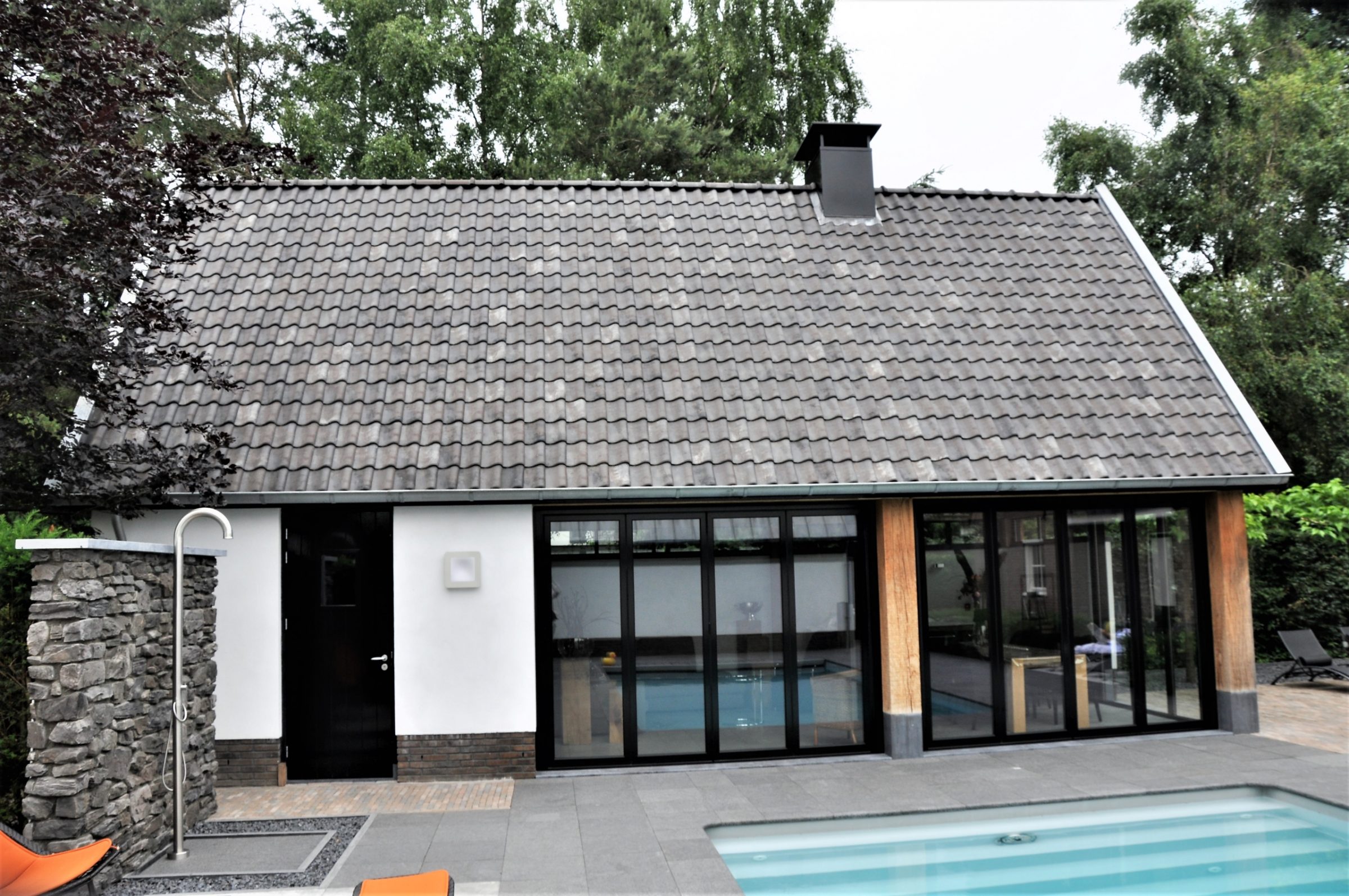 Buitenmuur met Steenstrippen.