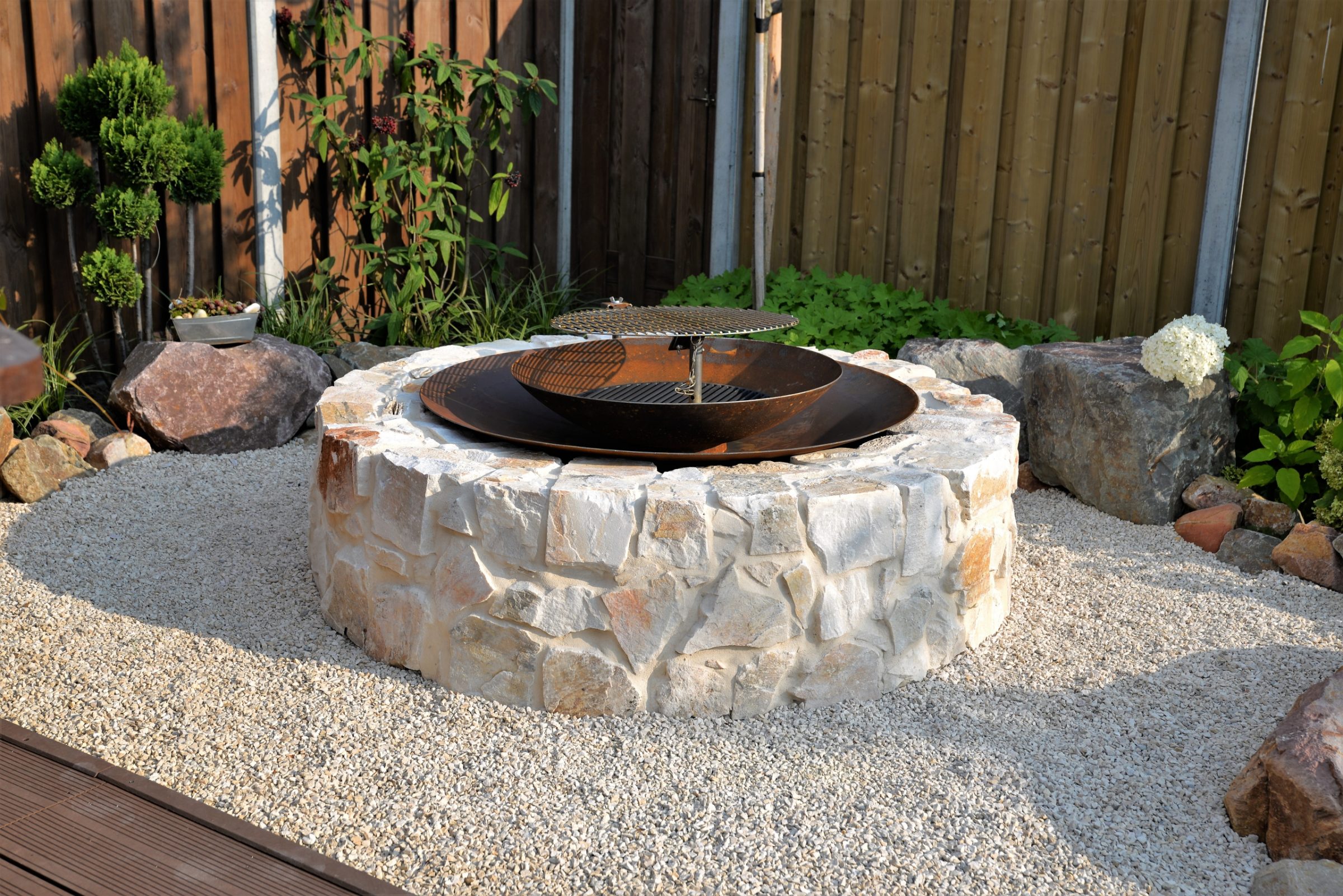 De trendy firepit met Natuurstenen brokken.
