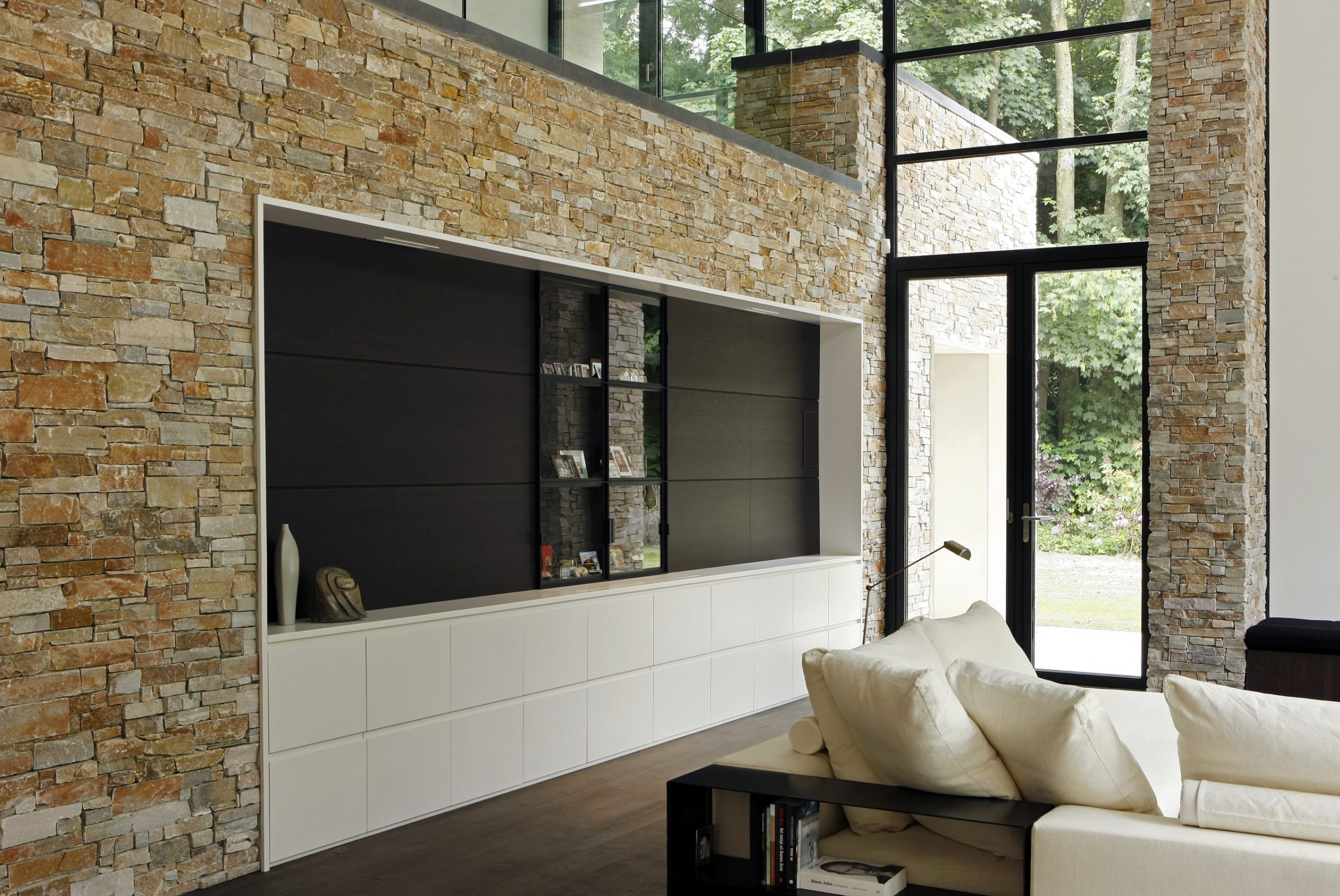 Designkast met Steenstrips.