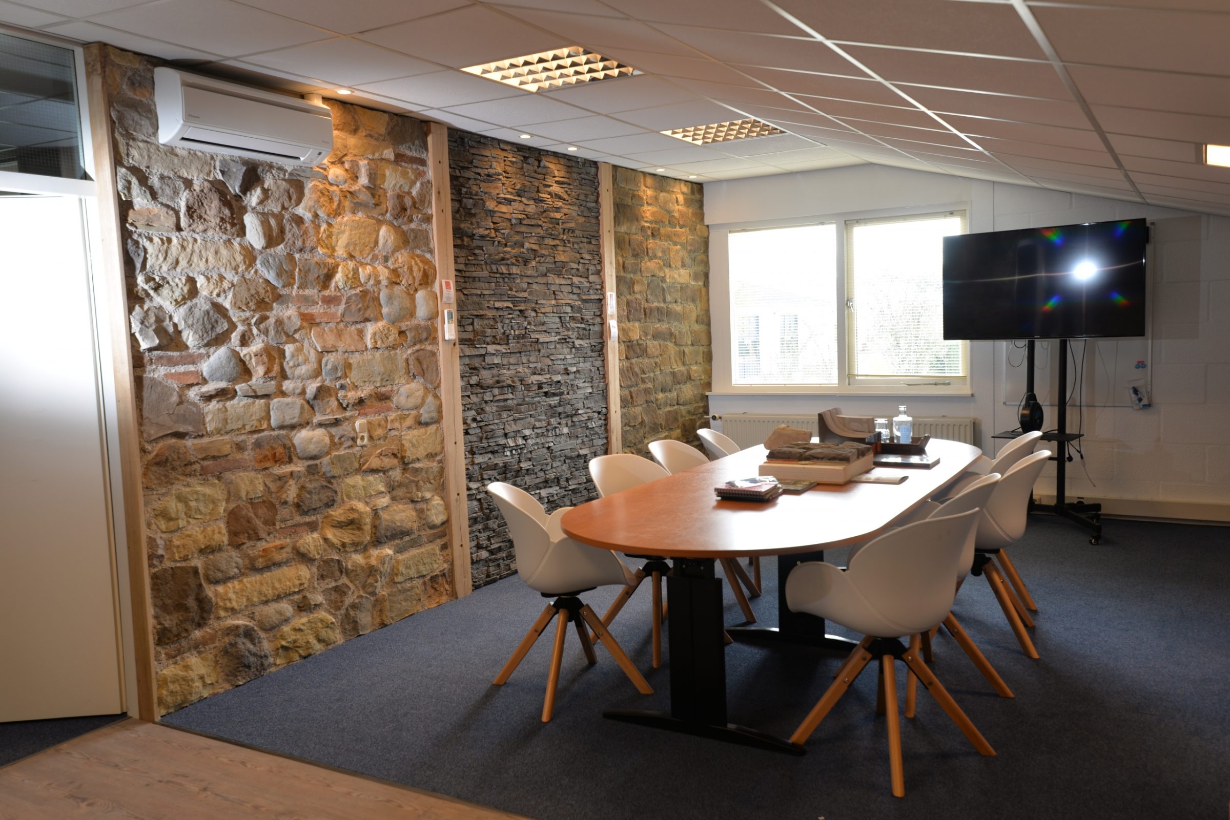 Steenstrips op de wand van de showroom