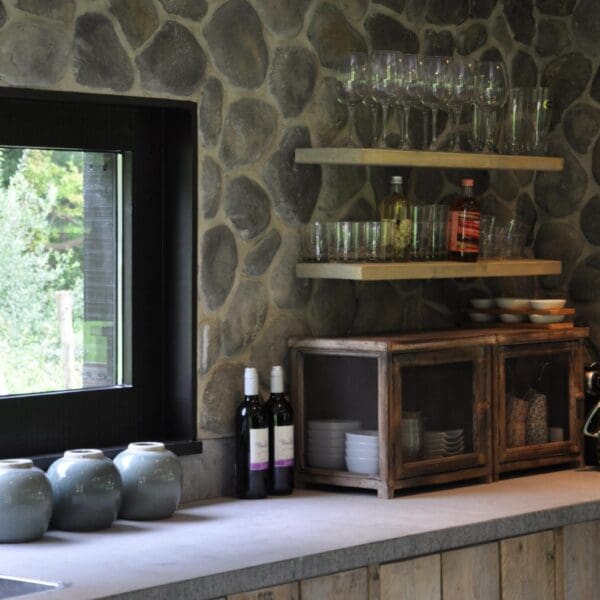 Keukenwand bekleed met Steenstrips ronde stenen