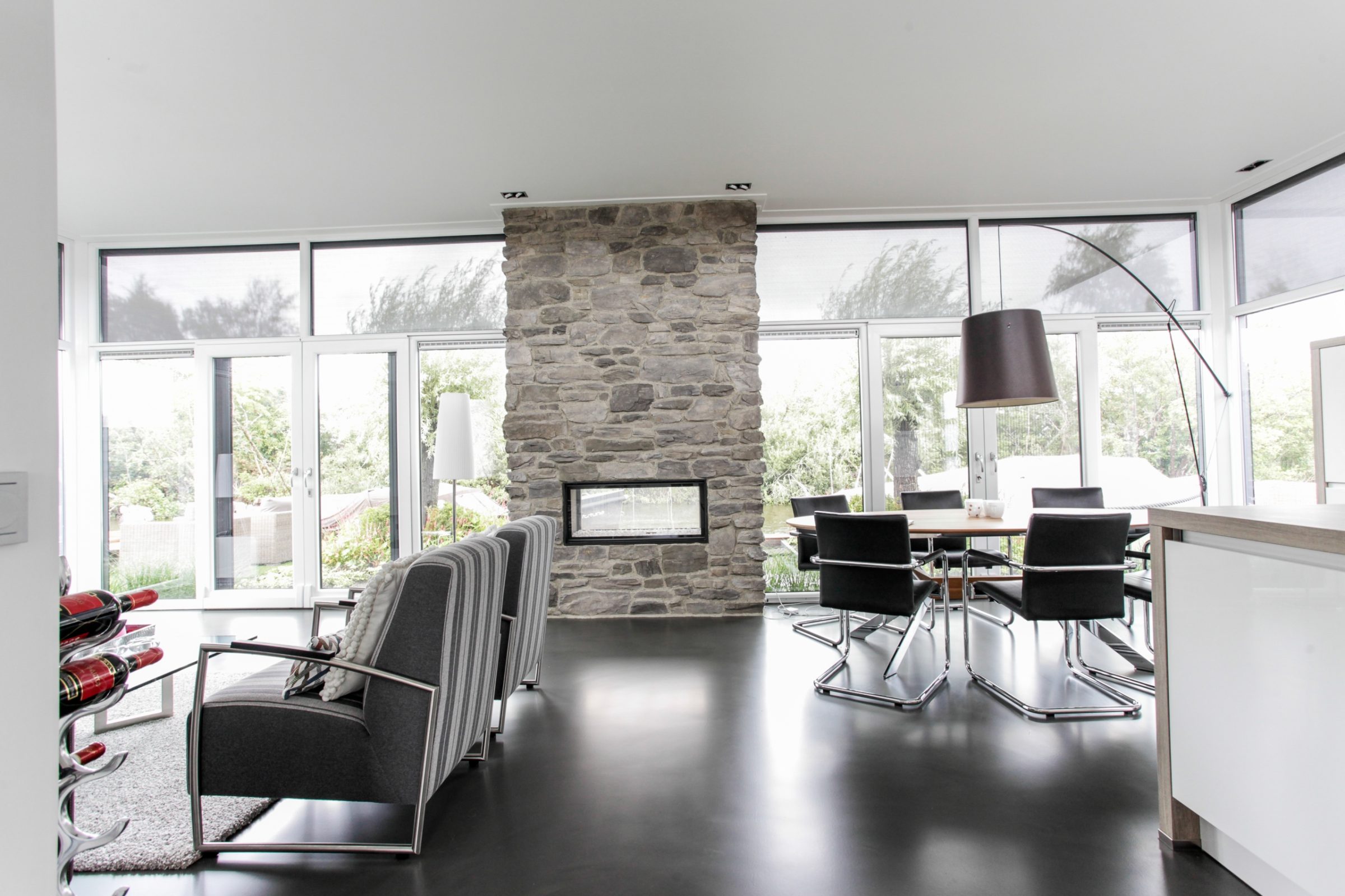 Interieur chalet, haard voorzien van Geopietra Steenstrips, type Cascata GT