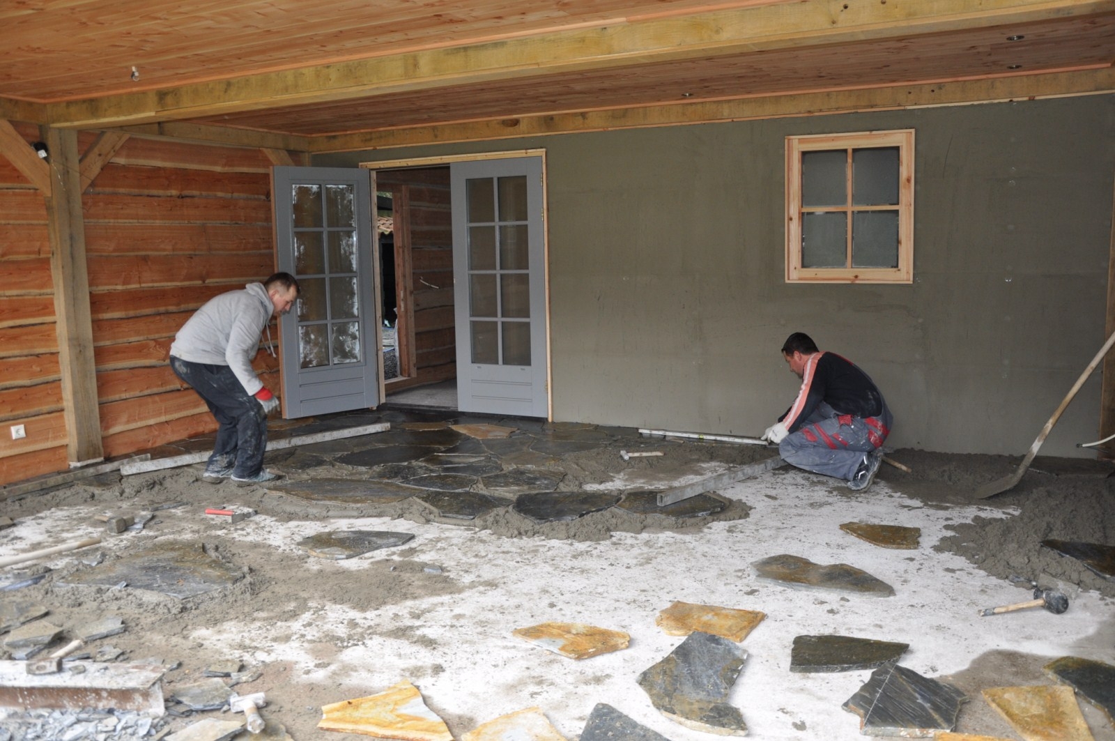 Flagstone-vloer wordt gecombineerd met Steenstrips wand.