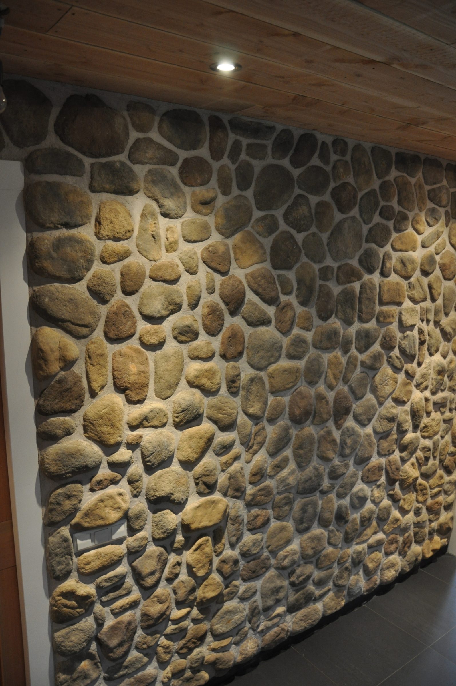 Steenstrips in de kleur Marron Terra. Goede combinatie met diverse houtmaterialen. In dit huis hebben zij een combinatie met onder andere geschilde boomstammen.