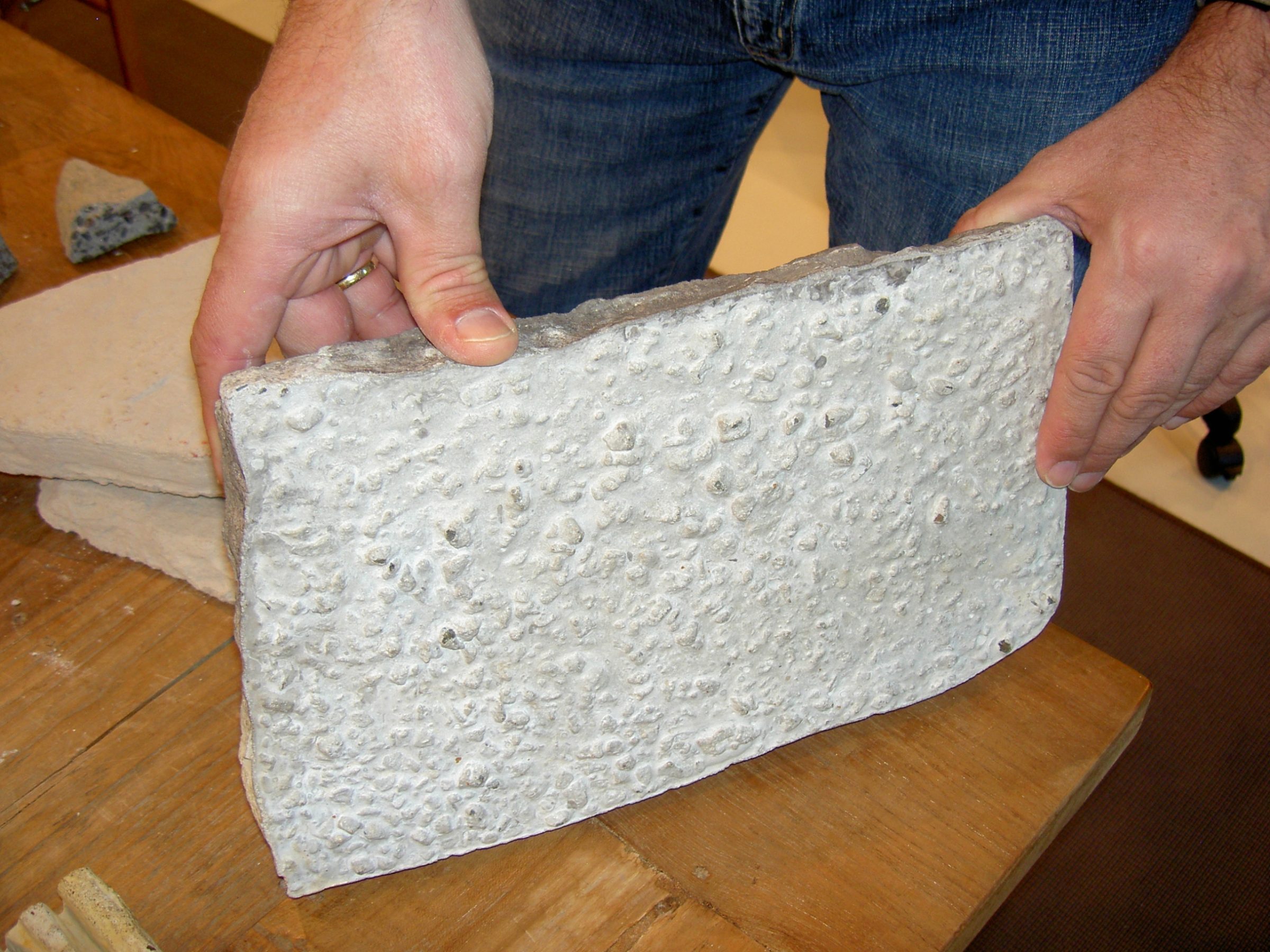 Geopietra Steenstrips zijn gemaakt van vulkaansteen vermengd met cement. Zeer geloofwaardig materiaal.