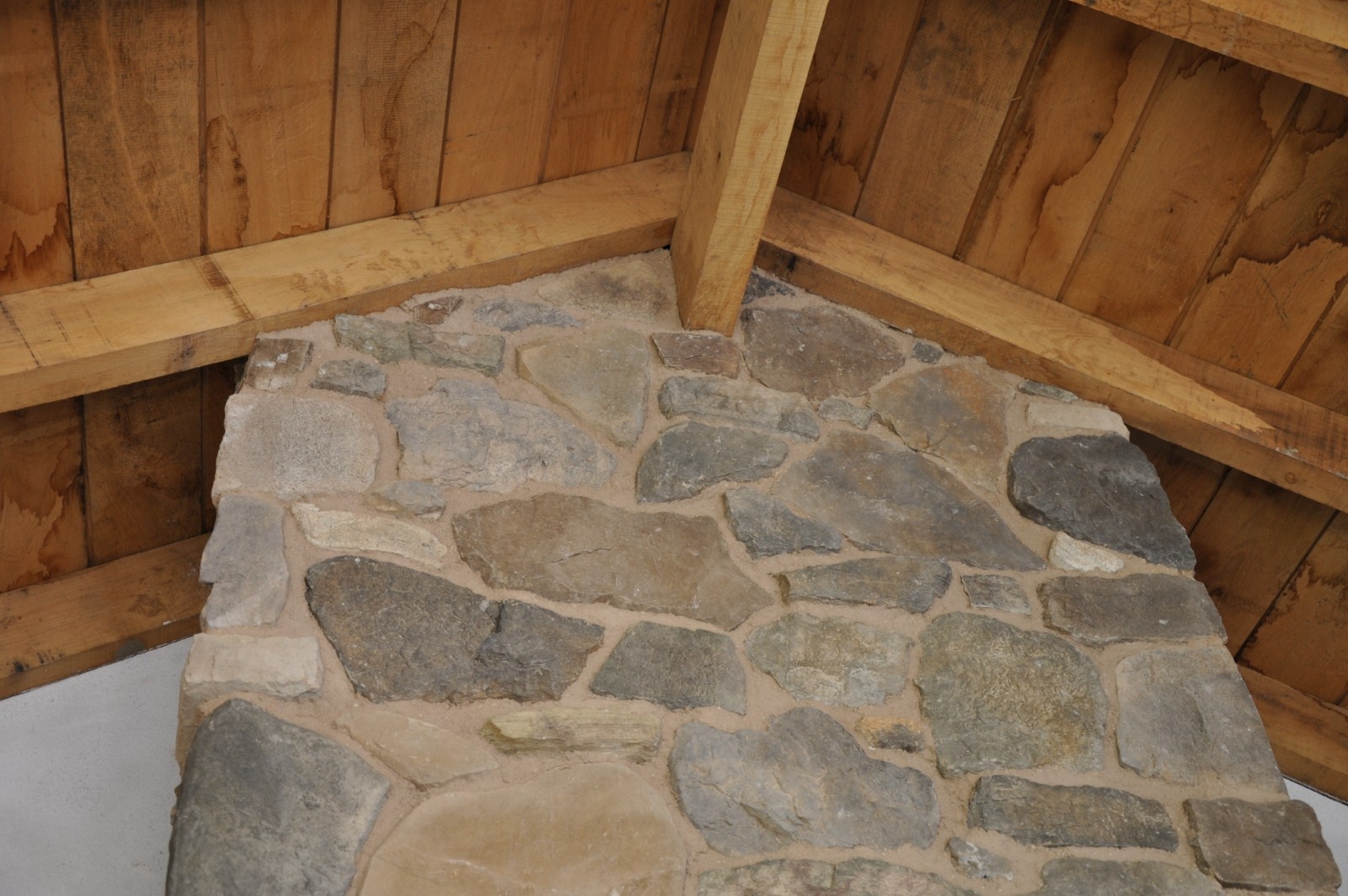 Zeer goede combinatie. Geopietra en hout. Natuurlijke tinten.
