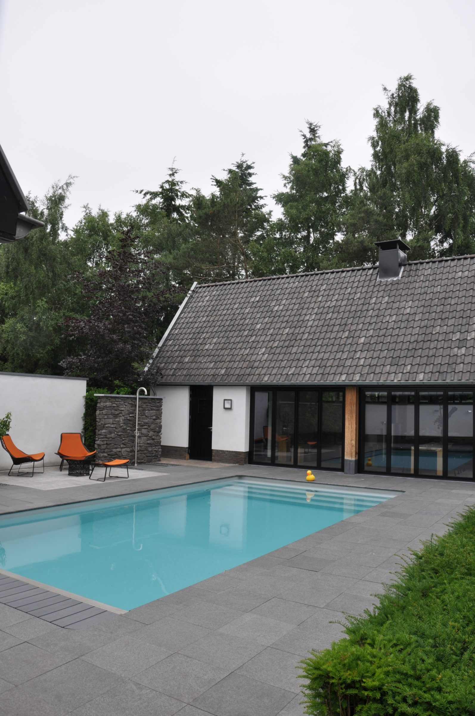 De tuin van William, Jet, Jeroen en Robert. Tuinmuur en buitendouche met de Geopietra Cascata in de kleur GP.