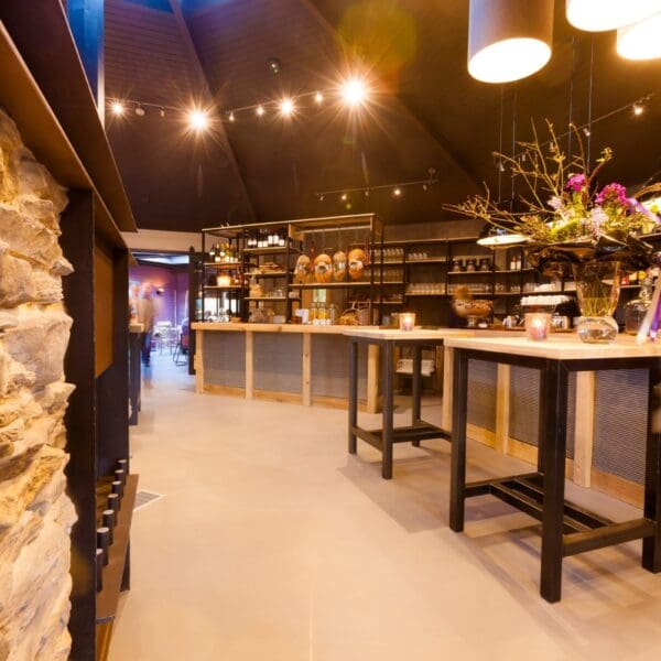 Floor Brasserie & Lounge in Epe, natuurlijke sfeer met Geopietra Steenstrips