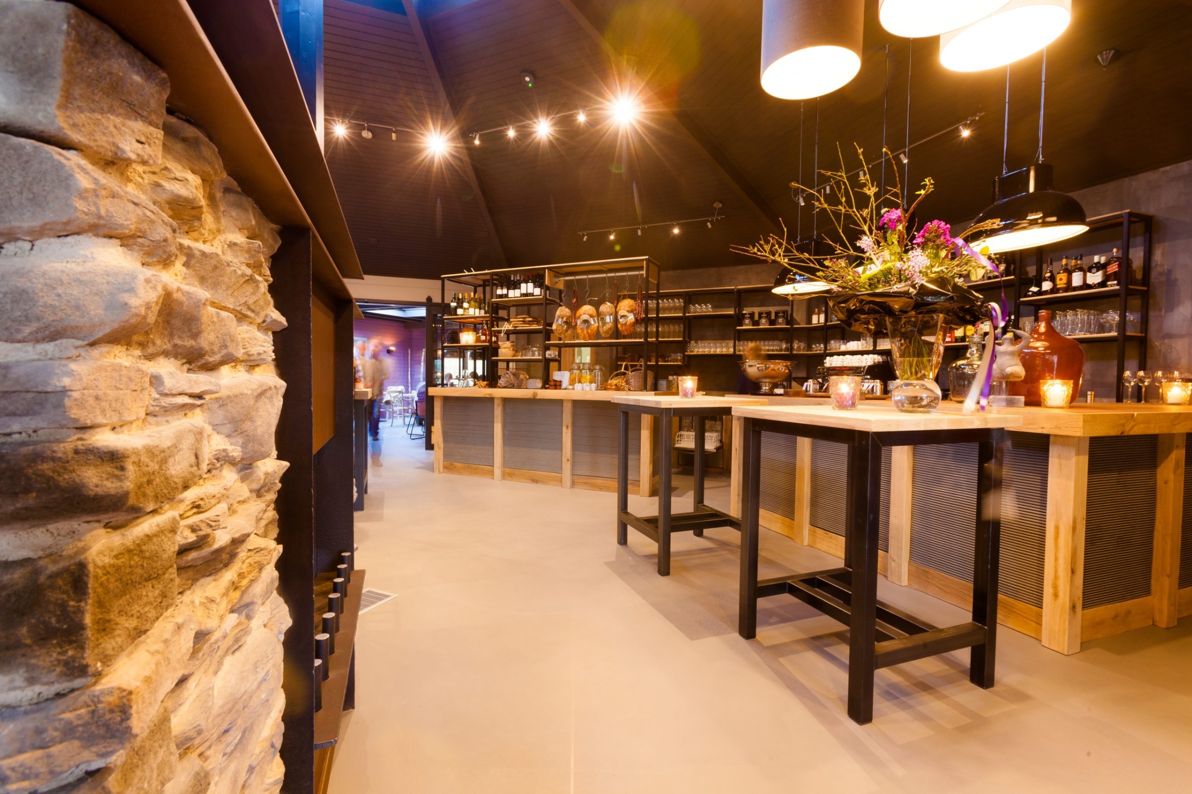Floor Brasserie & Lounge in Epe, natuurlijke sfeer met Geopietra Steenstrips