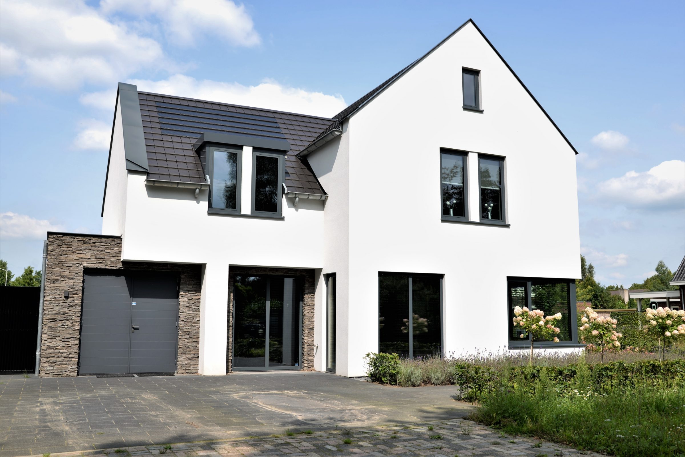 Gestucte villa met Steenstrips.