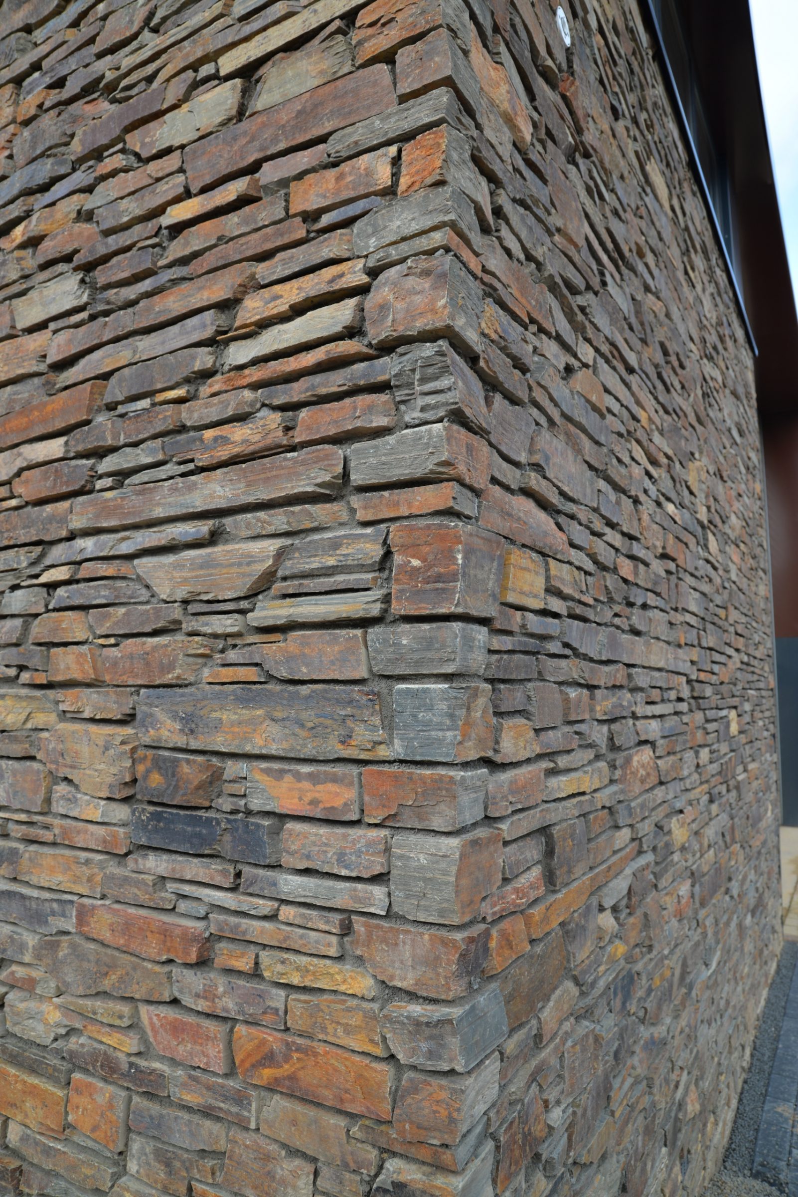 Rocks Rustieke Lei, gevelbekleding met buitenhoek. Gemeentewerf Putten.