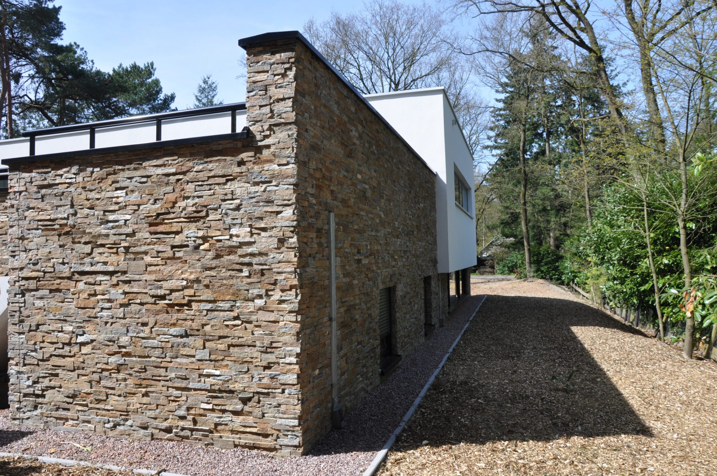 Duurzame woning met stuc en Natuursteenstrips Brons Rustiek Kwartsiet.