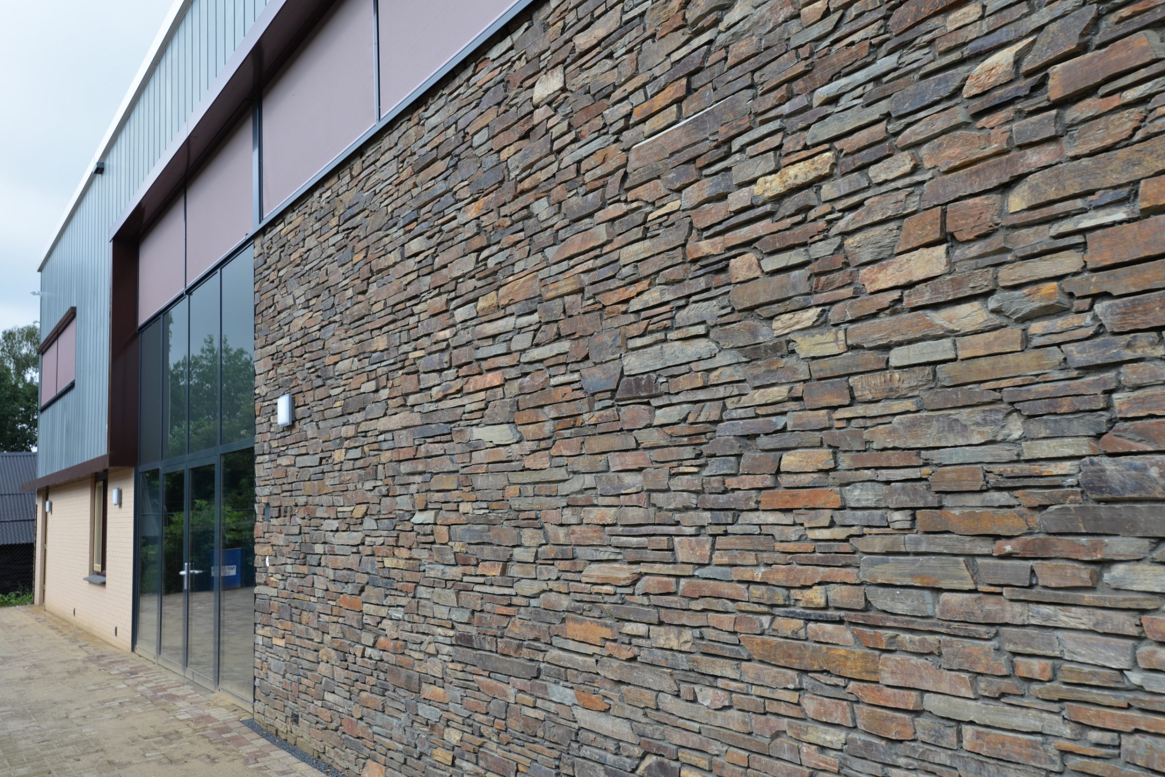 Gevelbekleding gemeentewerf Putten, type Rustieke Lei. Rocks Steenstrips buiten