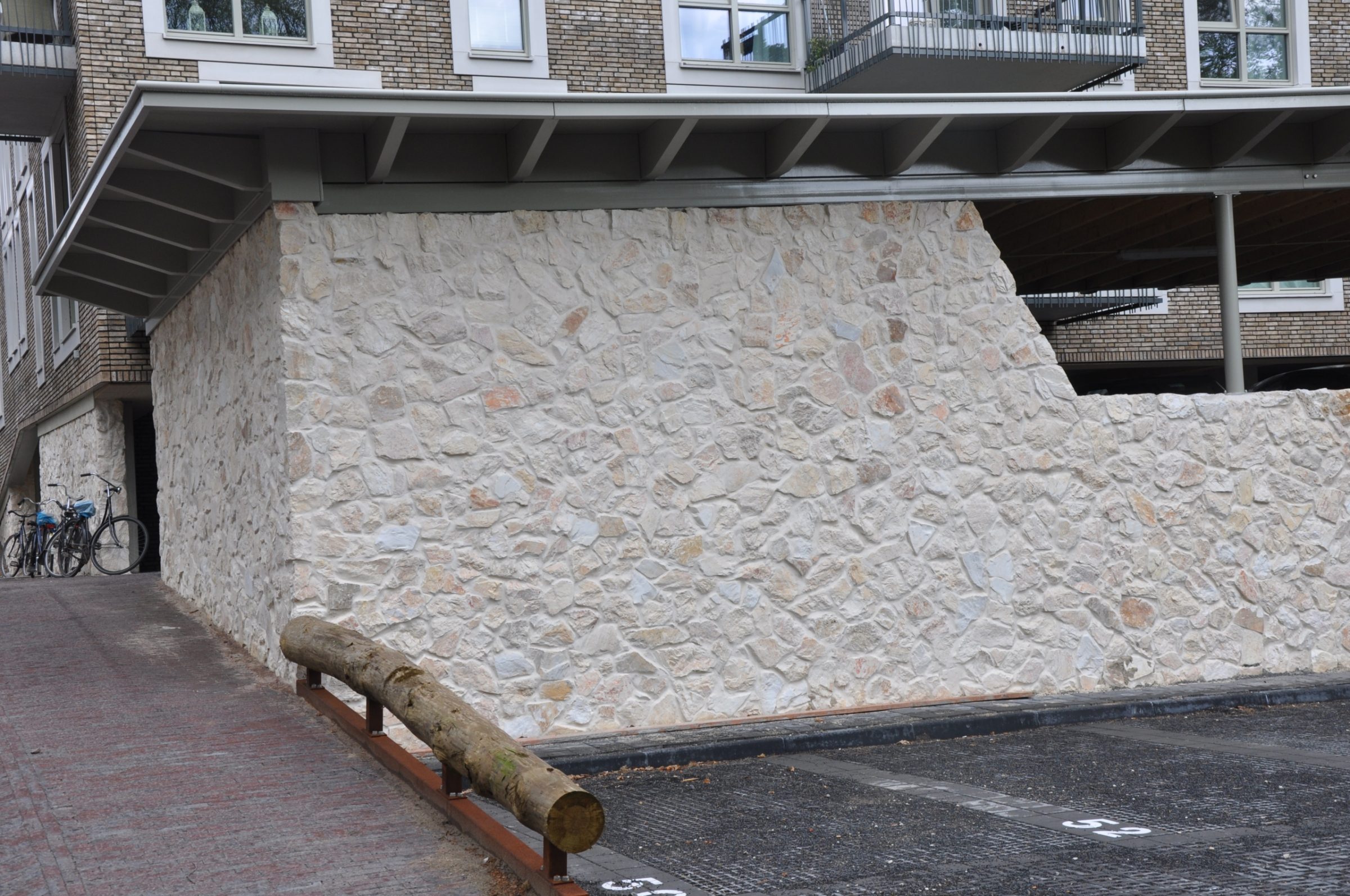 Gevelsteen Rocks Melan, appartementencomplex in Zeist.