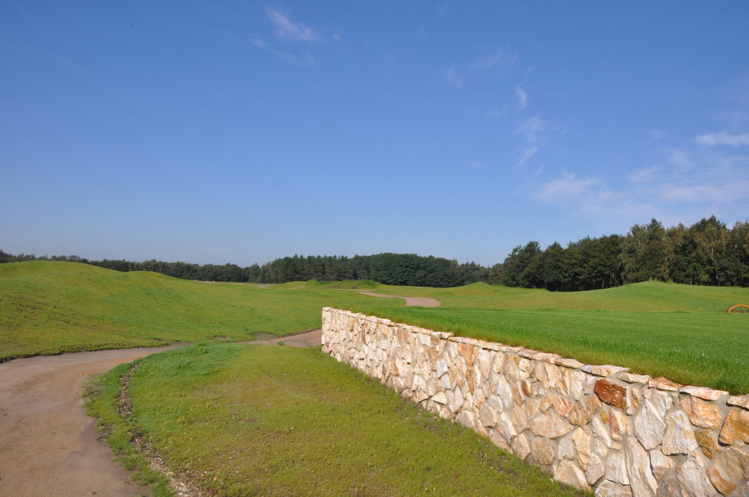 Golfbaan met stijlvolle natuurstenen.