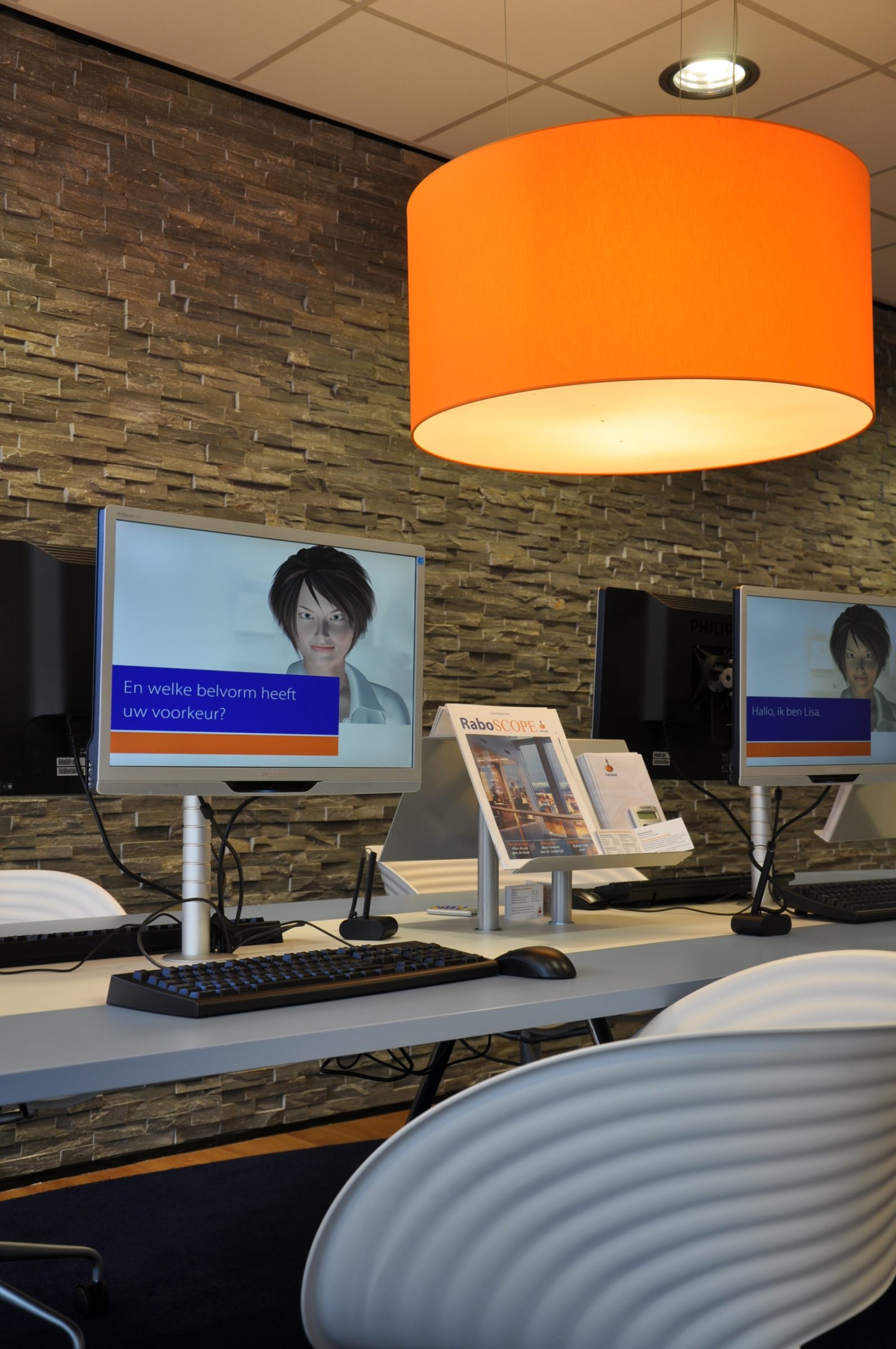 Grijs Kwartsiet Natuursteenstrips toegepast bij de Rabobank.