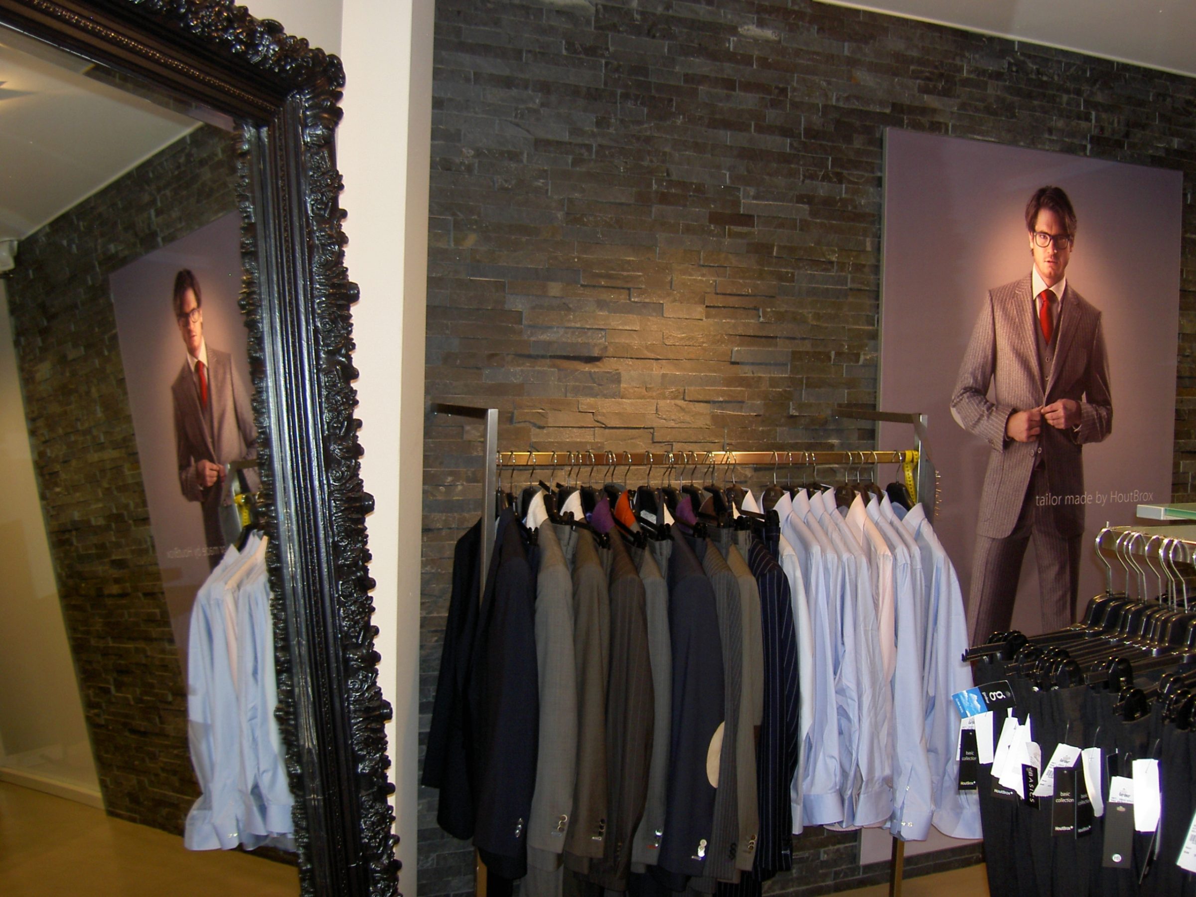Natuursteenstrip - wandbekleding in een stijlvolle kleidingszaak.