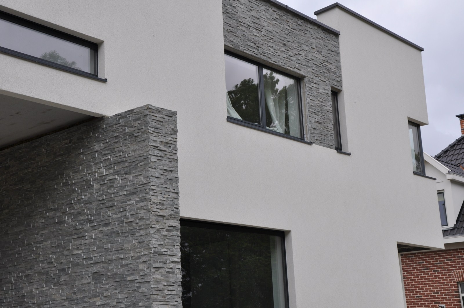 Wandbekleding natuursteenstrips luxe woning.