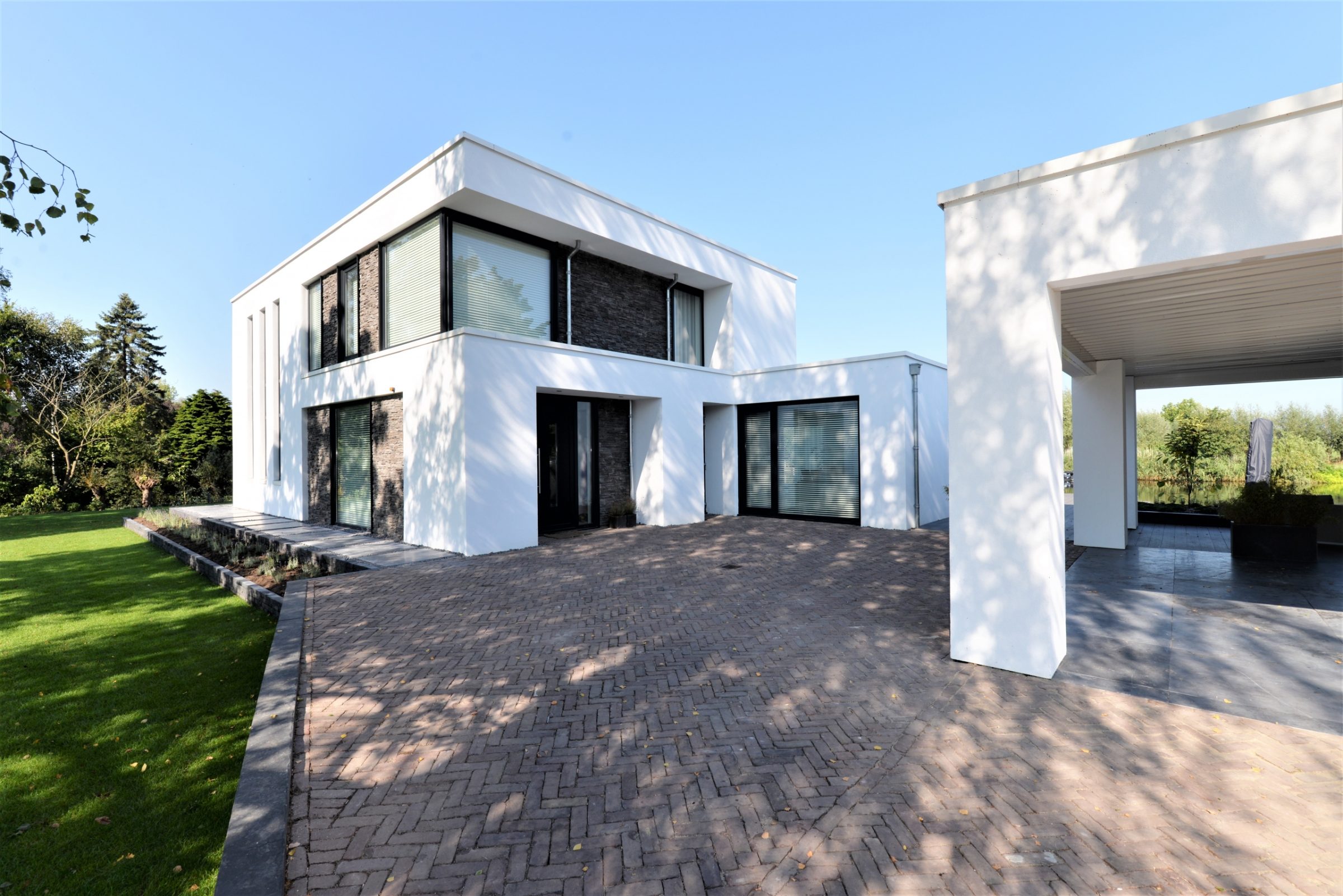 Strakke moderne woning verrijkt met Steenstrips