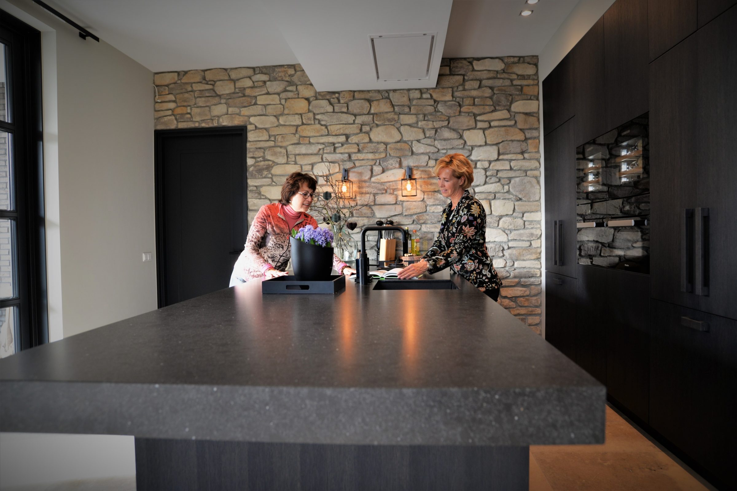 Natuurstenen wand in moderne keuken