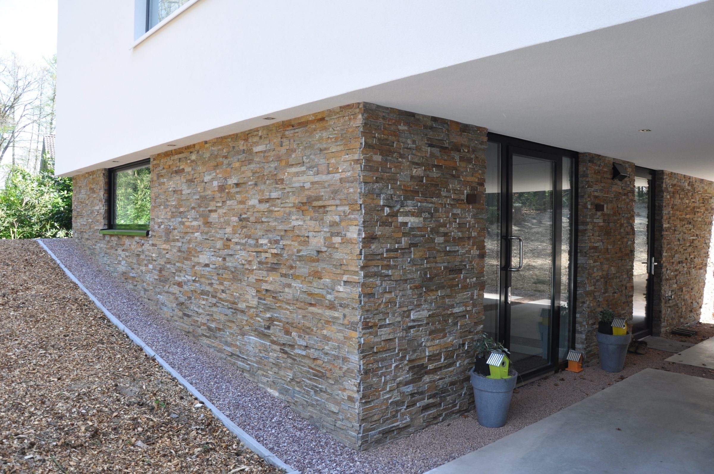 Duurzame woning met stuc en Natuursteenstrips Brons Rustiek Kwartsiet.