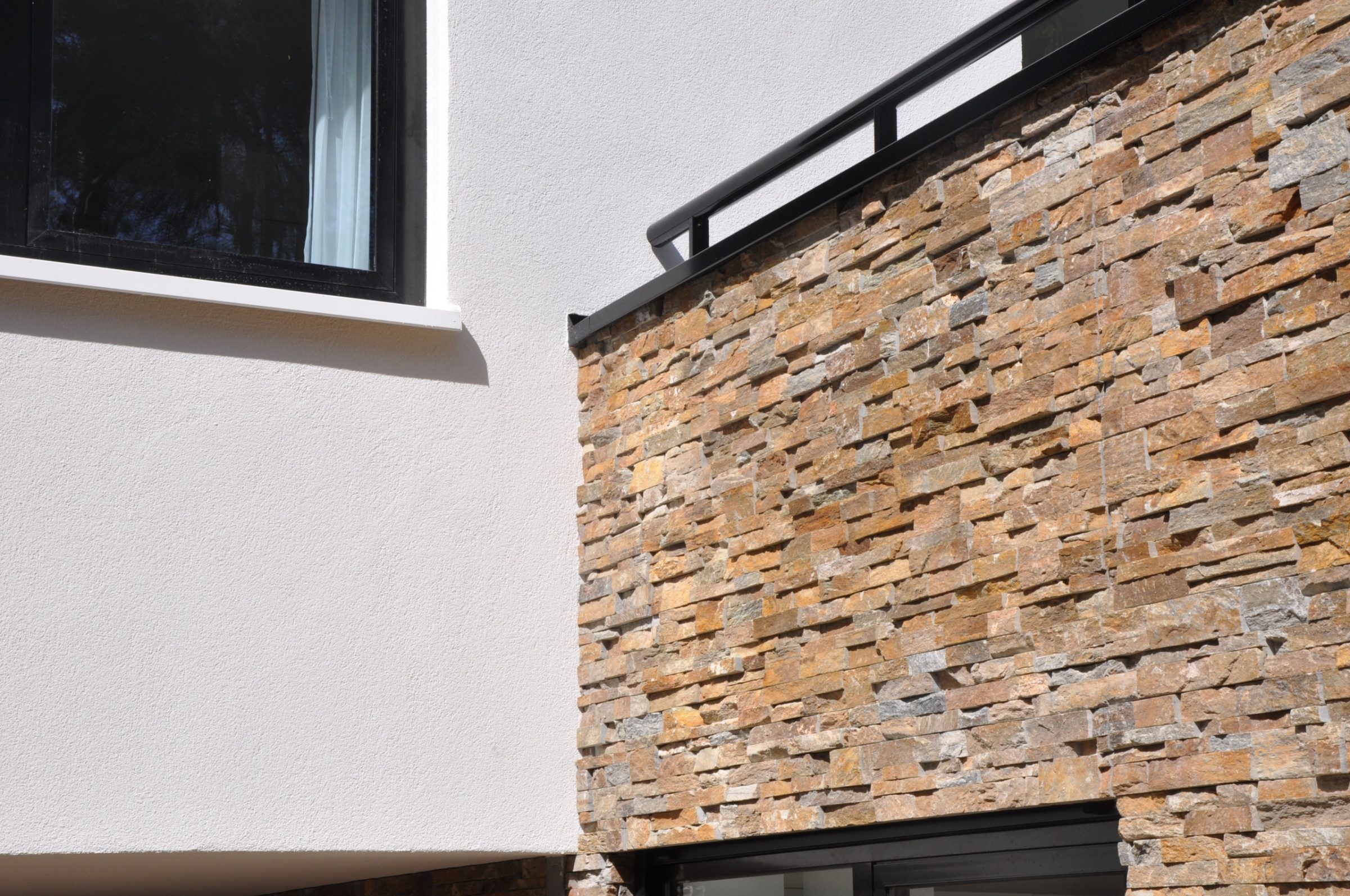 Duurzame woning met stuc en Natuursteenstrips Brons Rustiek Kwartsiet.